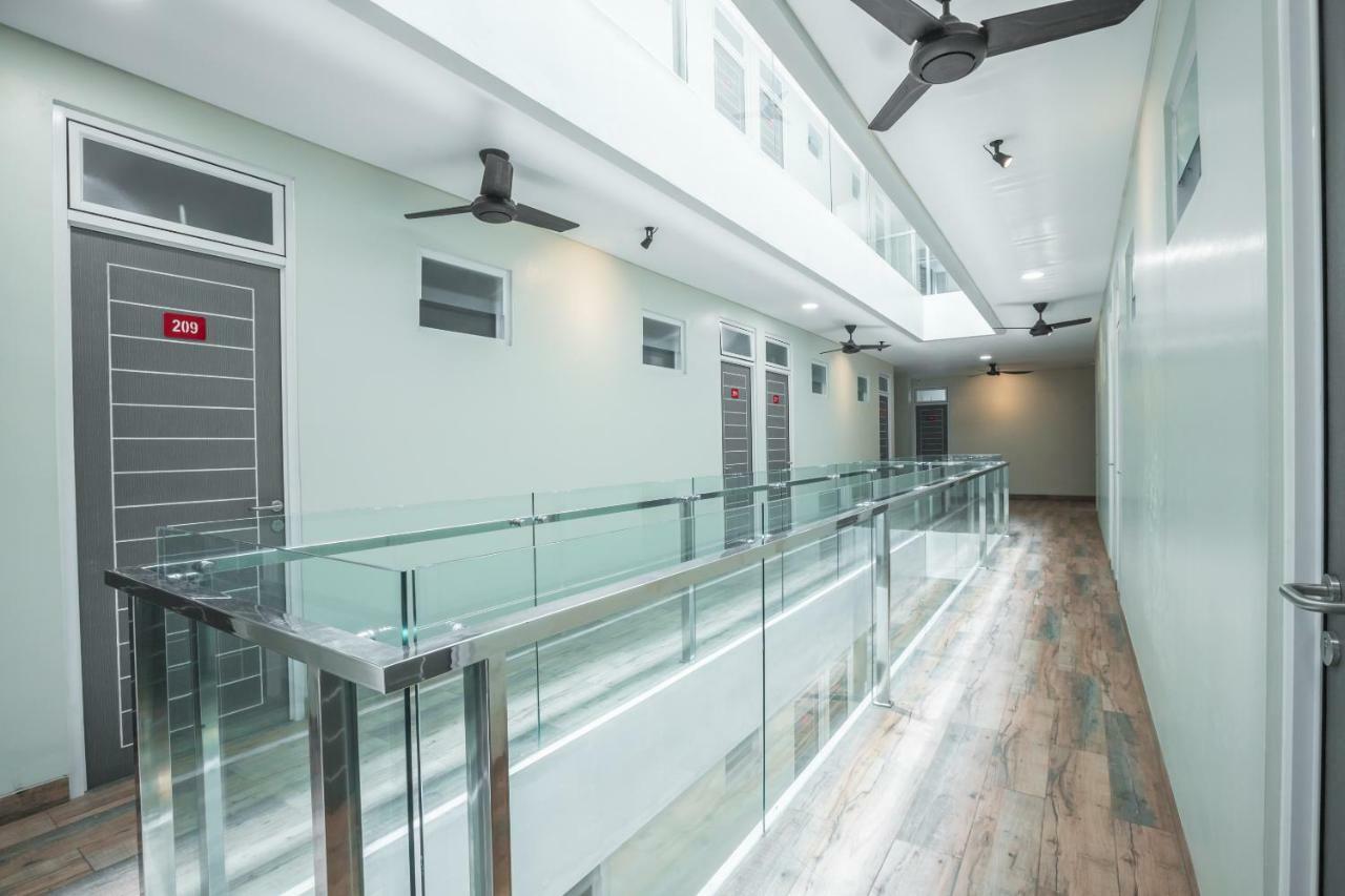 Super Oyo 1487 Residence Khoe Джакарта Екстериор снимка