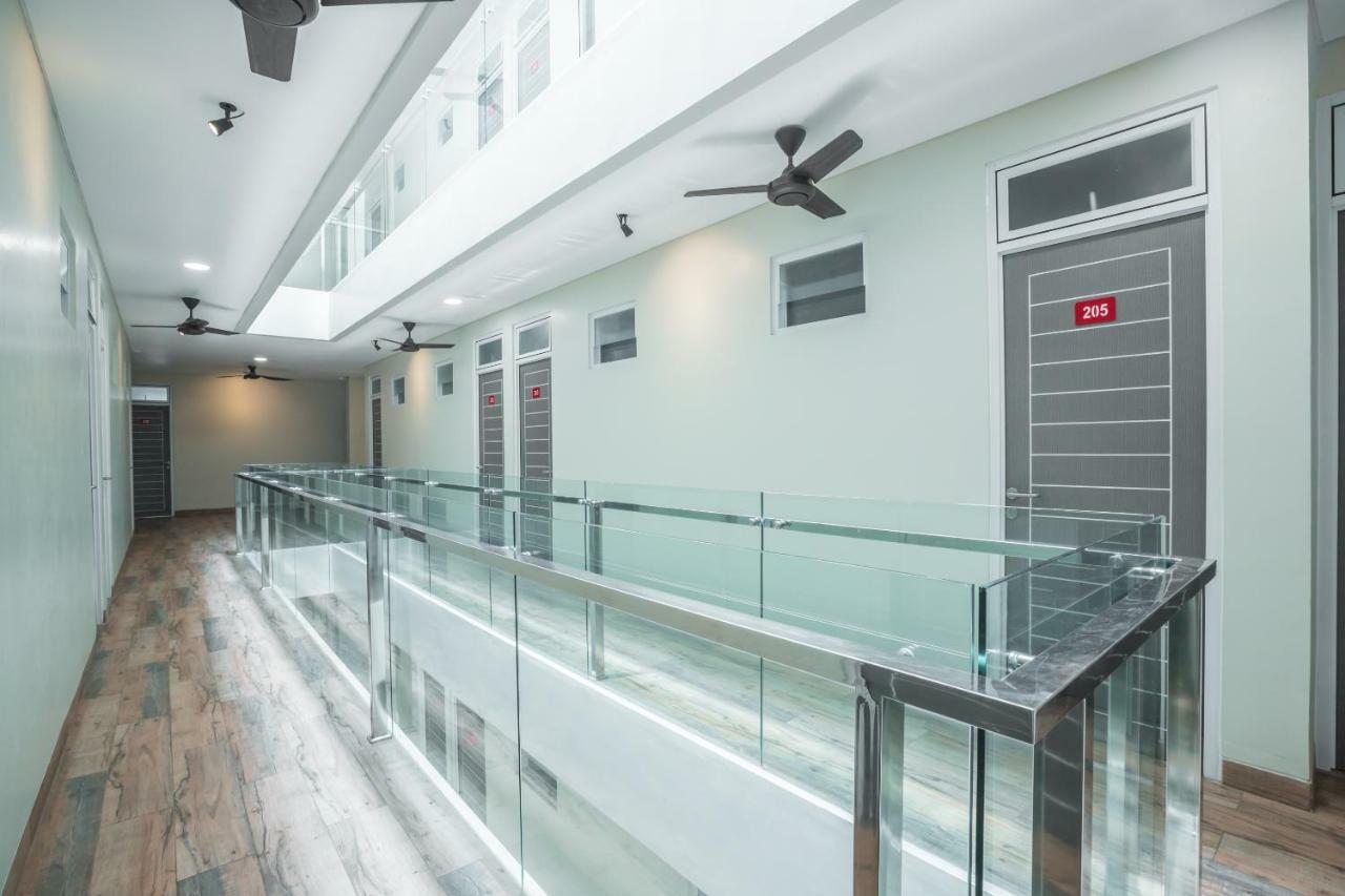 Super Oyo 1487 Residence Khoe Джакарта Екстериор снимка
