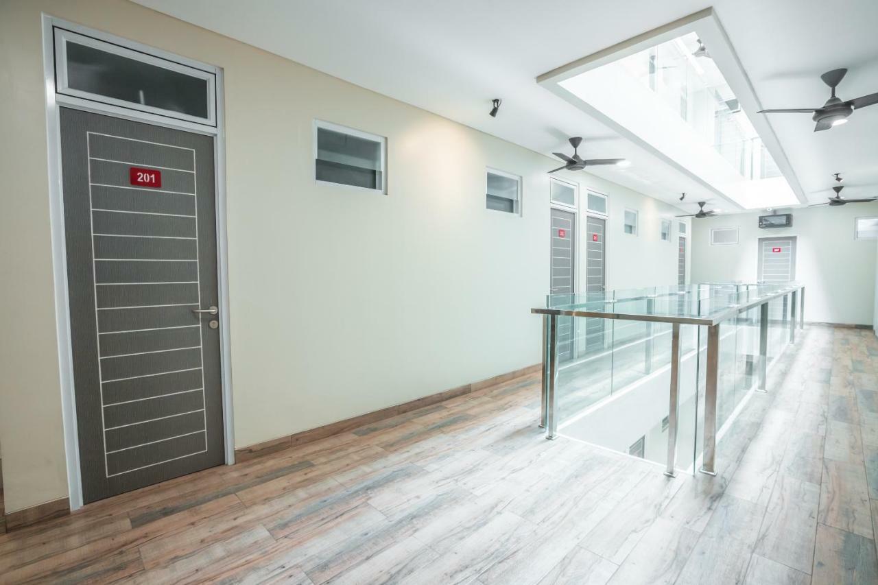 Super Oyo 1487 Residence Khoe Джакарта Екстериор снимка