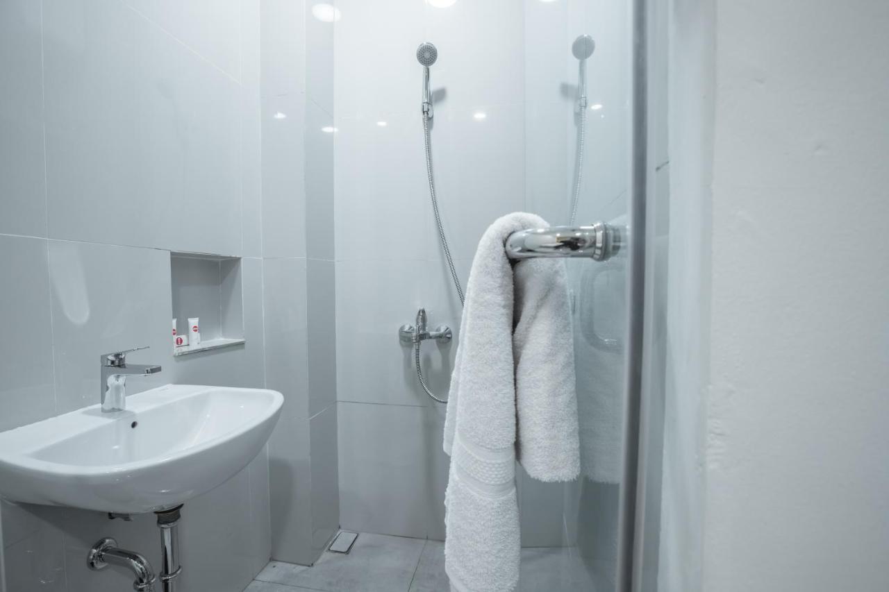 Super Oyo 1487 Residence Khoe Джакарта Екстериор снимка